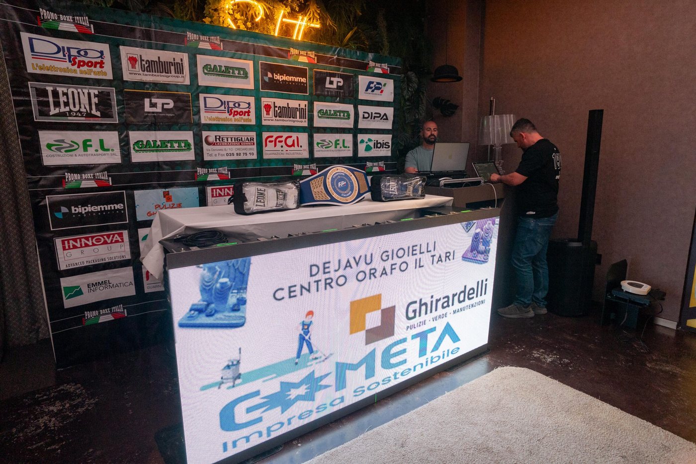 La parete degli sponsor alle operazioni di peso