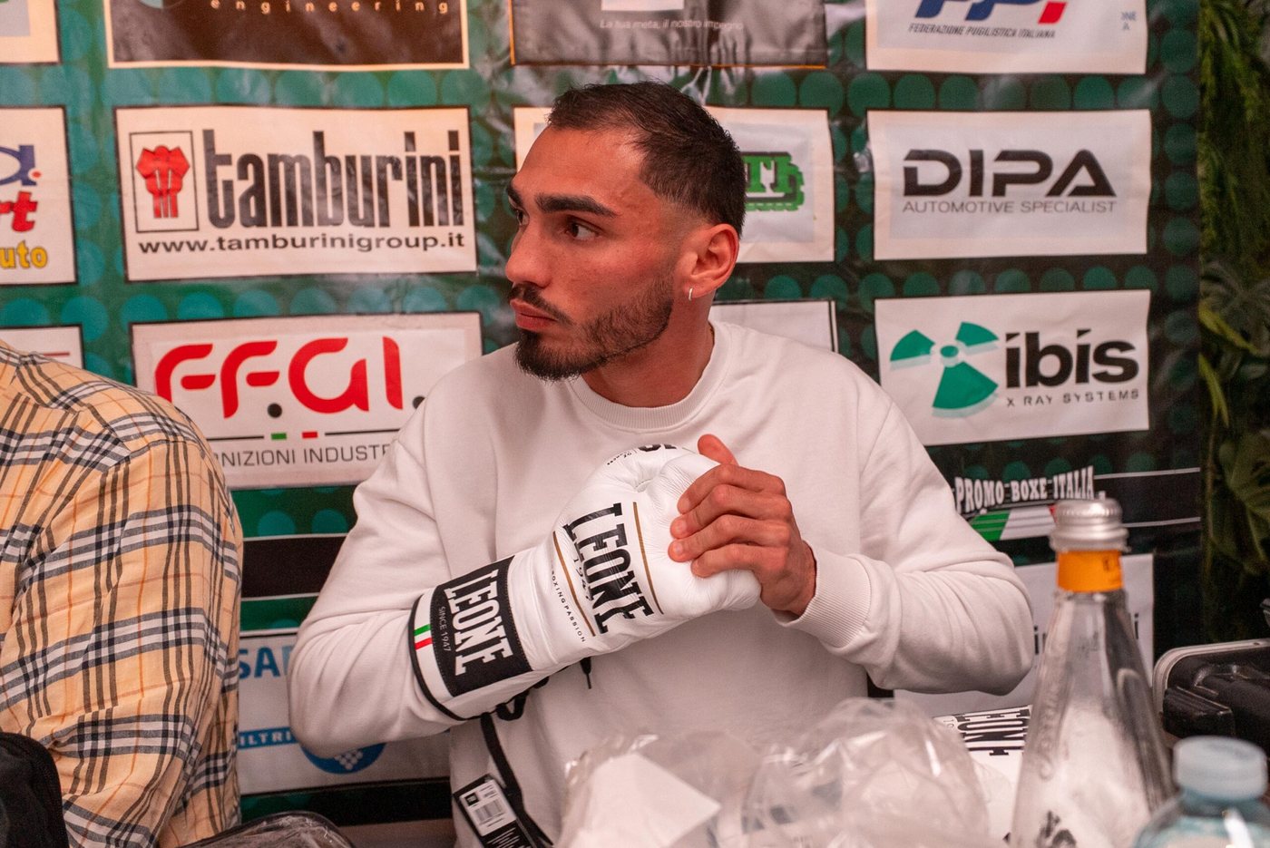 Intervista con la parete sponsor alle spalle