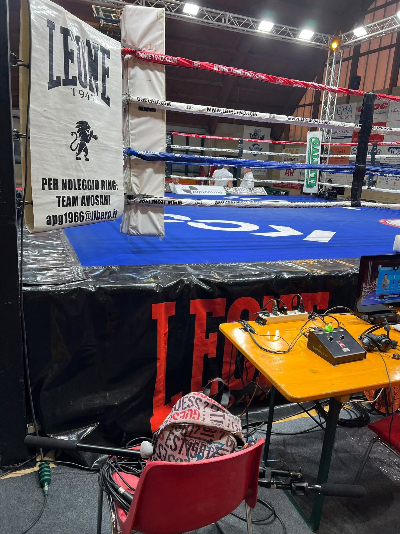 Il bordo del ring con i marchi sulle corde